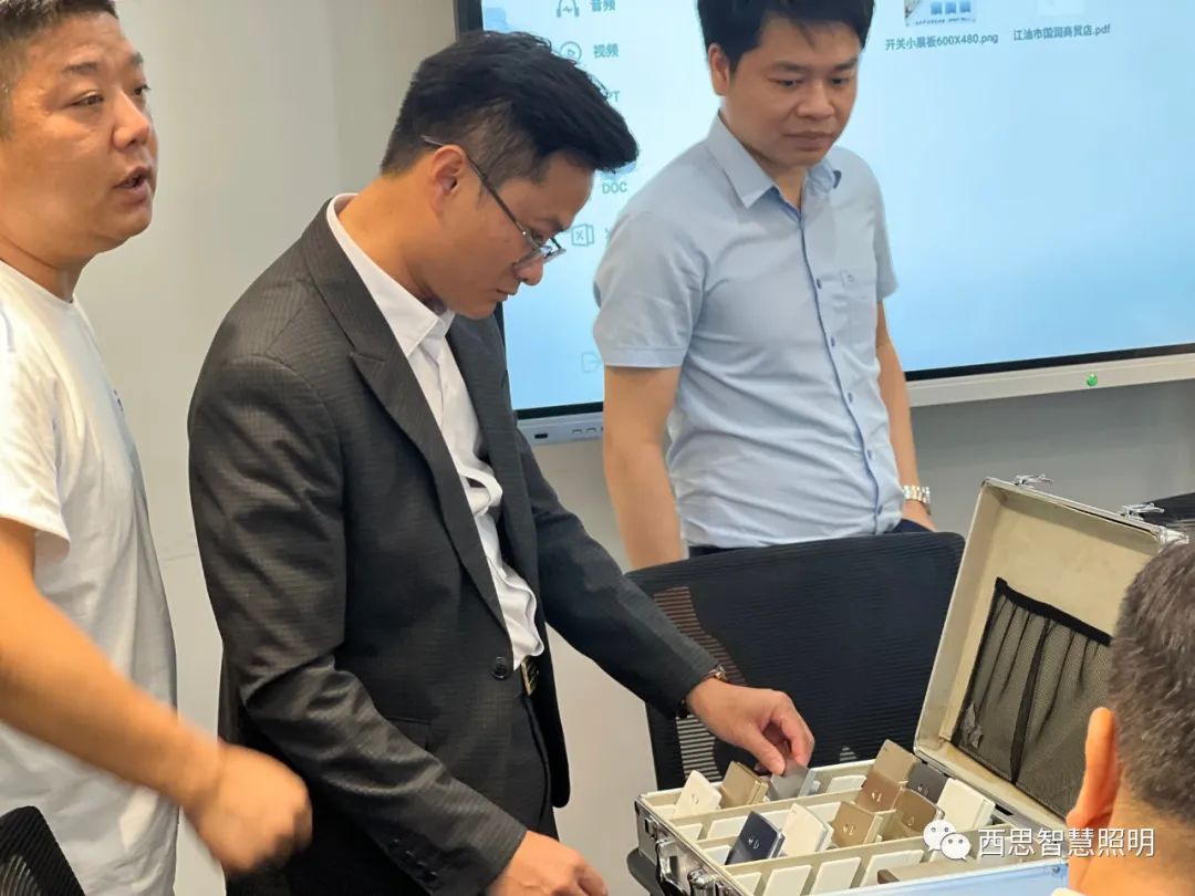 热烈祝贺越南LUXHOUSE贵宾杨总，，，乐成签约成为PA视讯照明越南区域总署理！-公司新闻-PA视讯照明官网